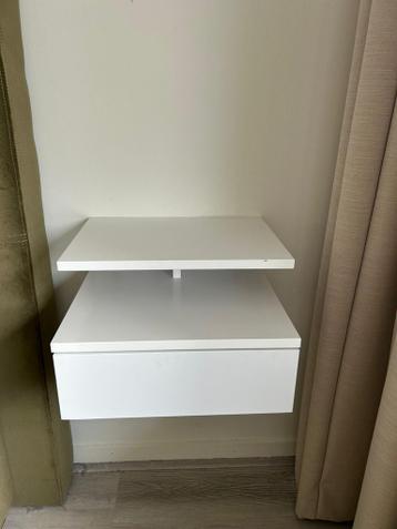 Twee nachtkastjes gratis ophalen