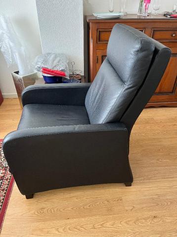 Gratis af te halen! Donkerblauwe leren sta-op-stoel