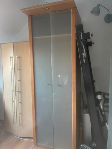 GRATIS Ikea Askedal kast met melkglazen deuren