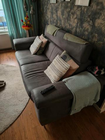 Grijze 2,5-zits bank met afklapbare hoofdsteun