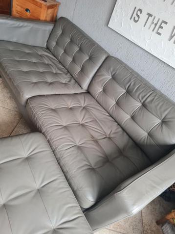 Gratis 2x 3zitsbank met losse hocker grijs