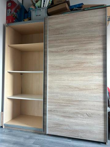 Gratis Schuifdeurkast met planken en hanggedeelte