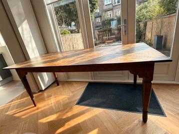 Massief houten eettafel (6 á 8 personen)