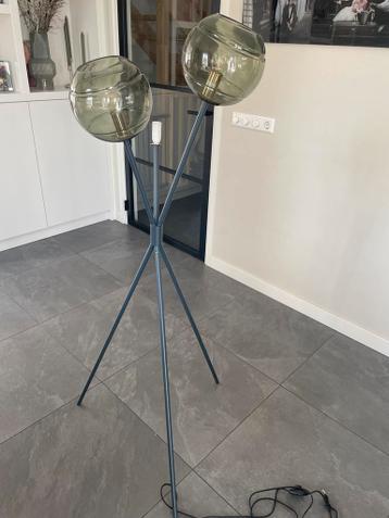 Staanlamp met 2 glazen bollen (1 bol ontbreekt)