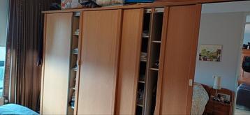 Ruime kledingkast met schuifdeuren