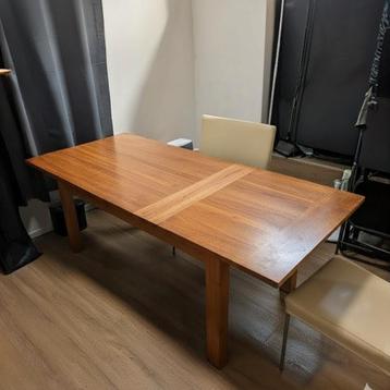 Uitschuifbare eettafel + gratis stoelen