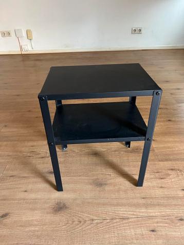 Klein zwart metalen kastje