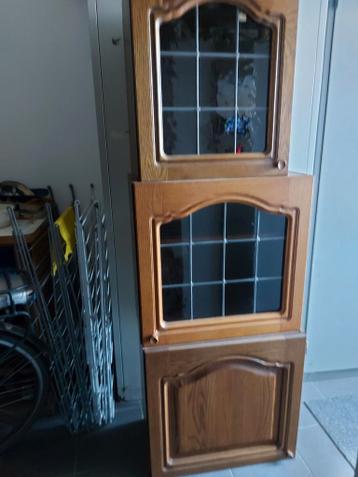 Klassieke keukenkastjes met glas in lood