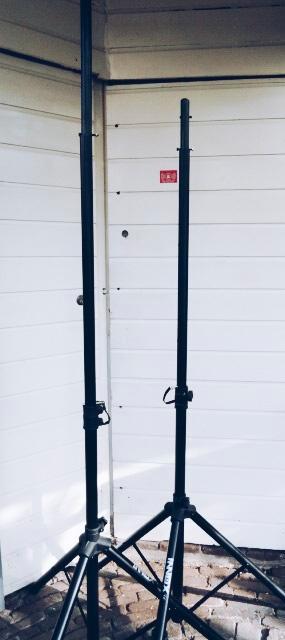 Twee statieven voor luidspreker boxen