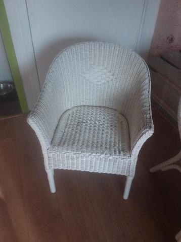 Gratis af te halen, twee witte rieten stoelen.
