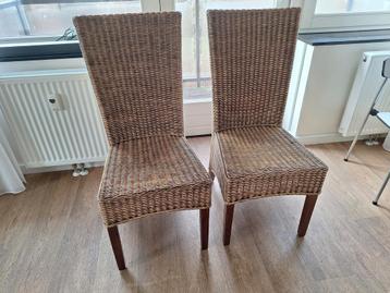 Twee rieten stoelen