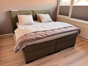 Gratis boxspring 180x200 met topper en hoofdbord
