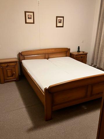 Bed met nachtkastjes en kleding kast