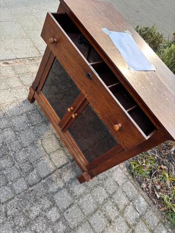 Antiek Eikenhouten Kastje met Glasdeuren