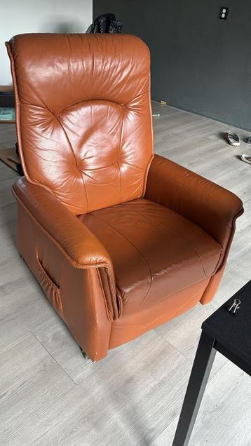 Comfortabele bruine lederen fauteuil- feburari 21 ophalen