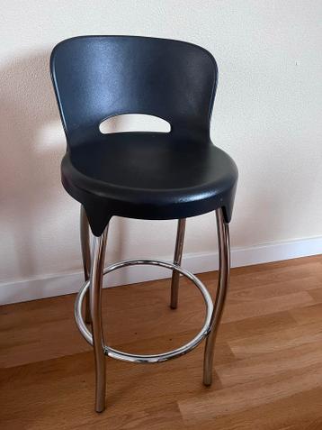 Zwarte barkruk kruk met chromen frame