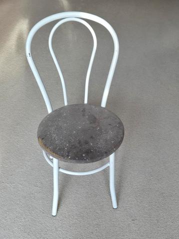 4 metalen keukenstoelen gratis ( of apart ).