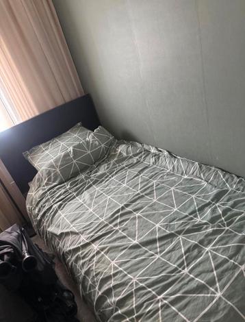 Zwart eenpersoonsbed met matras en toebehoren