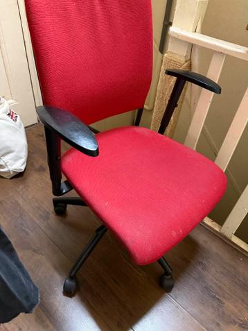 Gebruikte rode bureaustoel