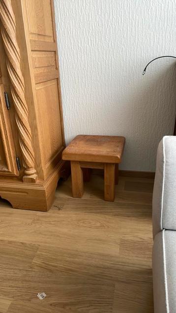 2 licht eiken bijzettafeltjes