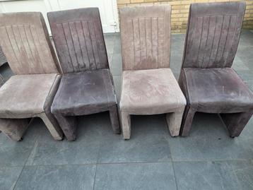 4 eetkamerstoelen op wieltjes 2x grijs en 2x taupe