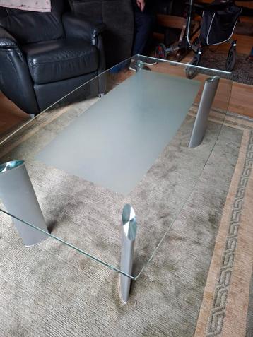 Moderne salontafel met glazen blad