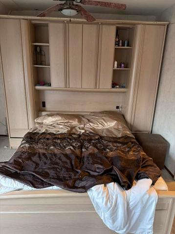 Tweepersoonsbed met opbergruimte