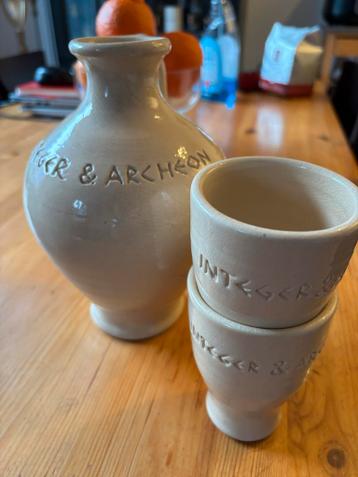 Keramieken karaf met 2 drinkkommetjes