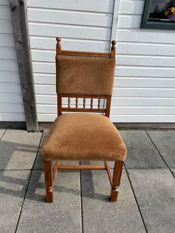 5 Oude stoelen met stoffen bekleding en houten frame