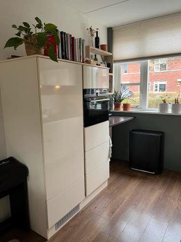 Kunststof hoogglans keuken met donker aanrechtblad