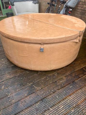Gratis softub jacuzzi van leer en schuim