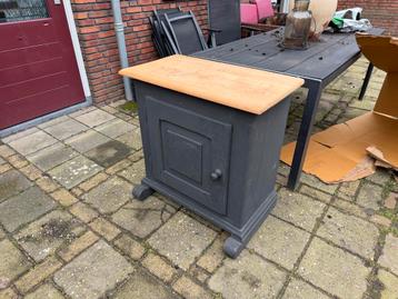 Houten kastje met deur