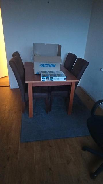 GRATIS EETTAFEL EN 4 STOELEN