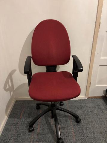 Gratis goede, rode bureaustoel, moet weg ivm verhuizing