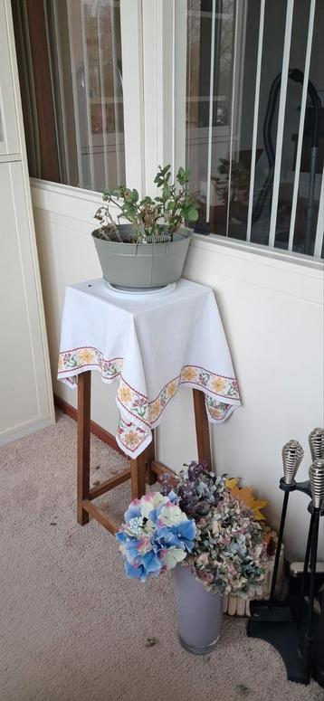 Houten Tafeltje met Kleedje