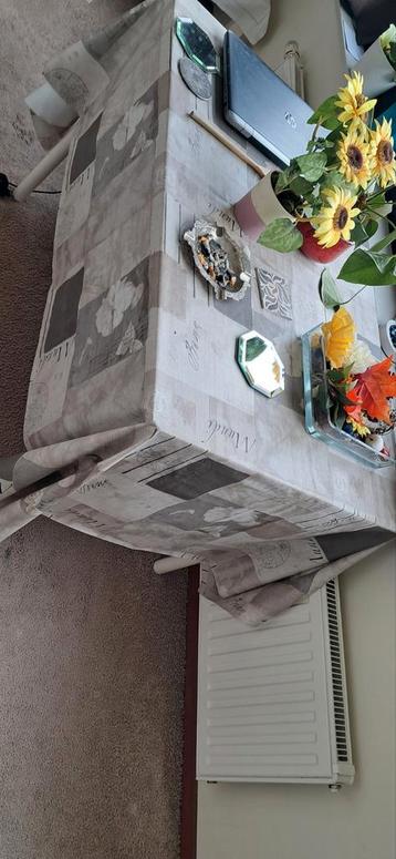 Mooie keukentafel met print