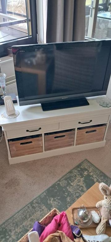 Mooie witte tv meubel met houten manden