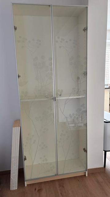 GRATIS Ikea Billy boekenkast met vitrinedeuren / vitrinekast
