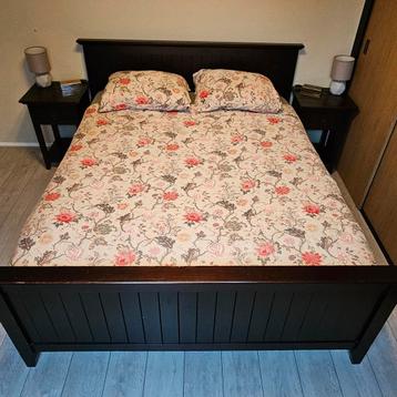 Koloniaal bed met elektrische lattenbodems en 2 nachtkastjes