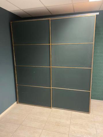 Ruime kast met schuifdeuren