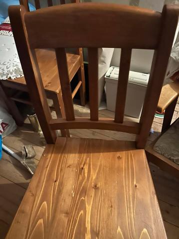 3 stevige stoelen gratis op te halen.