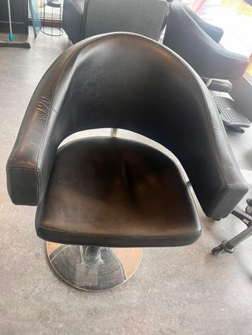 Twee goede kapperstoelen