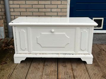 Antiek ogende witte kastje met klep