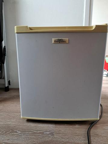 Klein en handig koelkastje gratis op te halen.