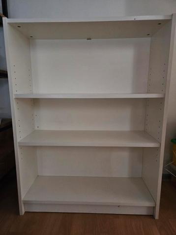 Wit Ikea kastje met 3 planken