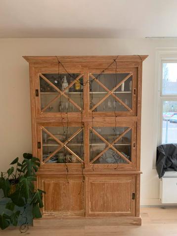 Houten vitrinekast met glazen deuren