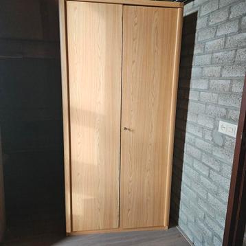 Houten kledingkast met deuren