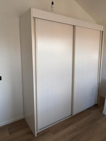 Mooie kledingkast / linnenkast met schuifdeuren. Kleur: wit