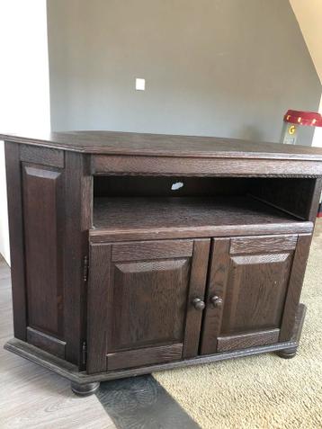 Gratis af te halen massief eiken tv hoekkast.