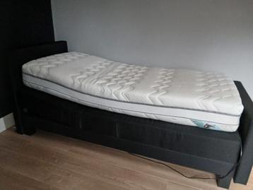 Gratis elektrisch verstelbaar bed.
